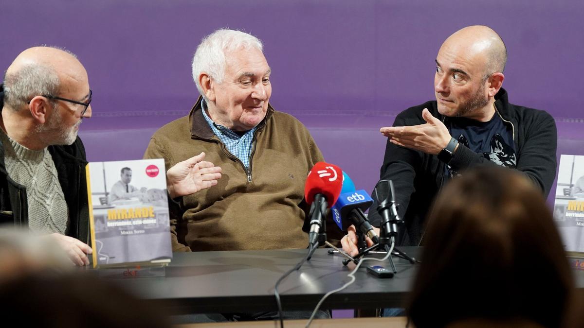 Xabier Mendiguren, Joseba Sarrionandia eta Mikel Soto.