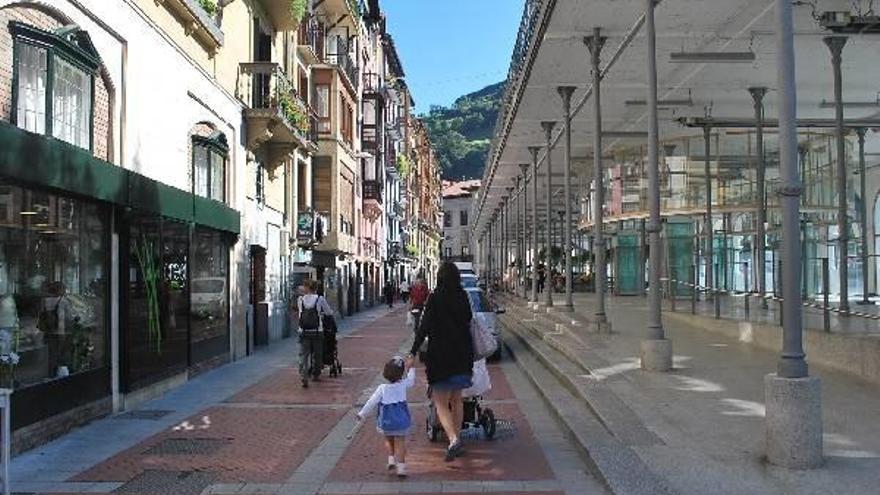 Varios tolosorras paseando ayer, en la calle Zaerkausi de la villa.