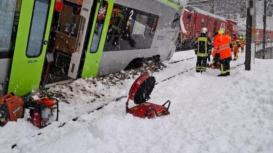 Al menos cinco heridos por el descarrilamiento de un tren en Suiza debido a una avalancha