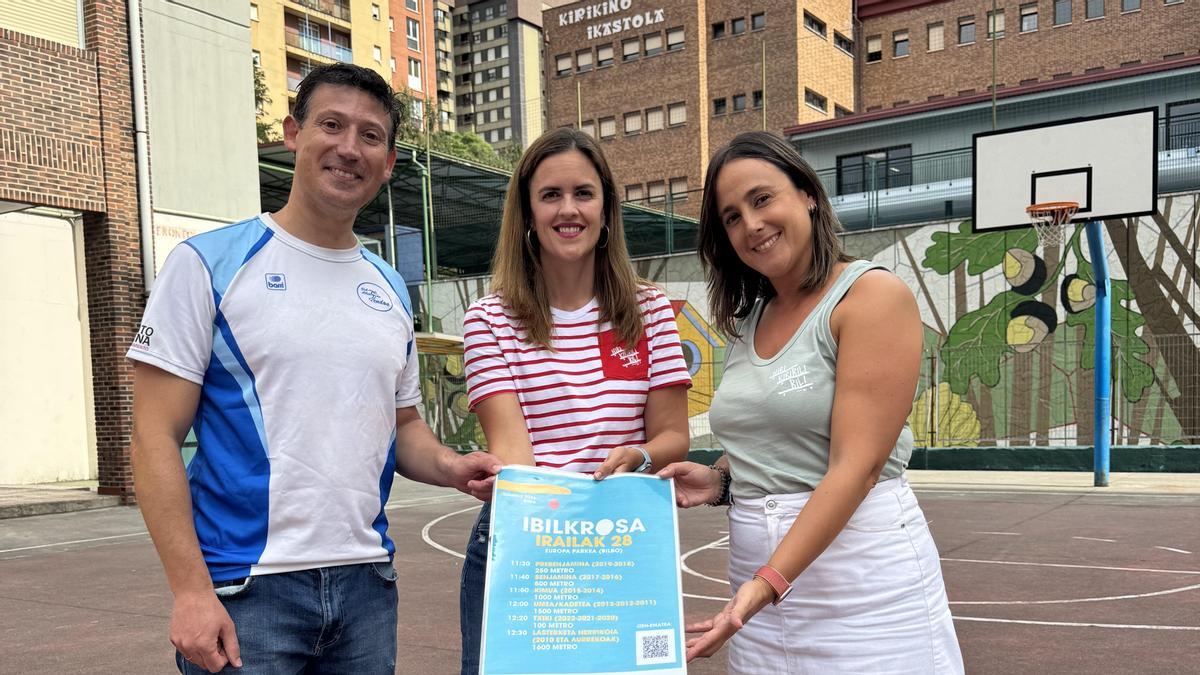 Javi Rey (Club de Atletismo Sendoa) junto a Haizea Etxebeste y Amaia Galindez en representación de Kirikiño Ikastola durante la presentación de &#039;IbilKrosa&#039;, iniciativa deportiva y popular en favor del euskera.