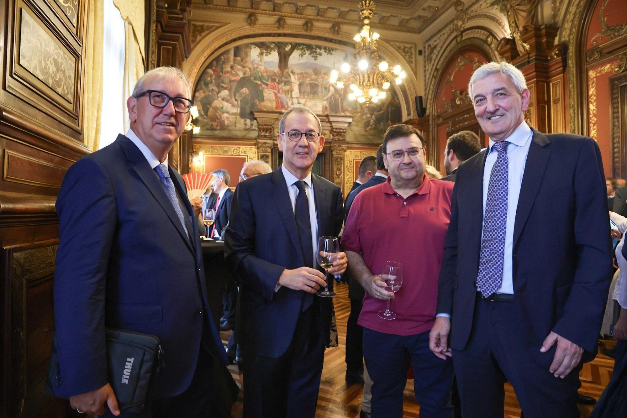 Juanjo Baños, Fernando Lamikiz, Iñaki González e Iñaki Alzaga durante el cóctel posterior al acto institucional.