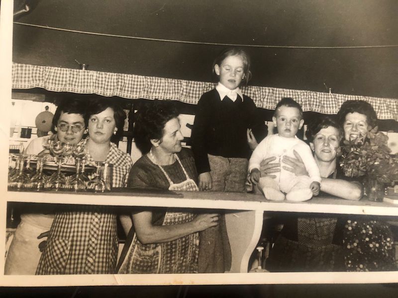 Fernando y Tere Salegi, su madre María, Ainhoa Loiola, Egoitz Armaolea, Miren Amutxastegi y Balentiña Salegi, en la cocina.