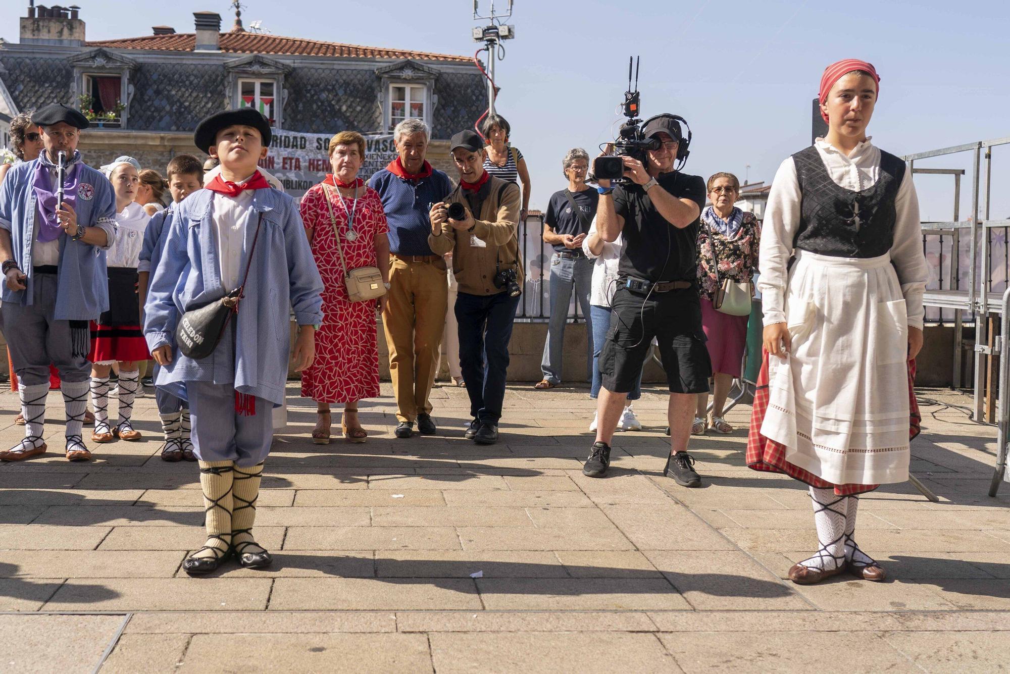 En imágenes: Edurne y Celedón Txiki abarrotan un año más la plaza de la Virgen Blanca