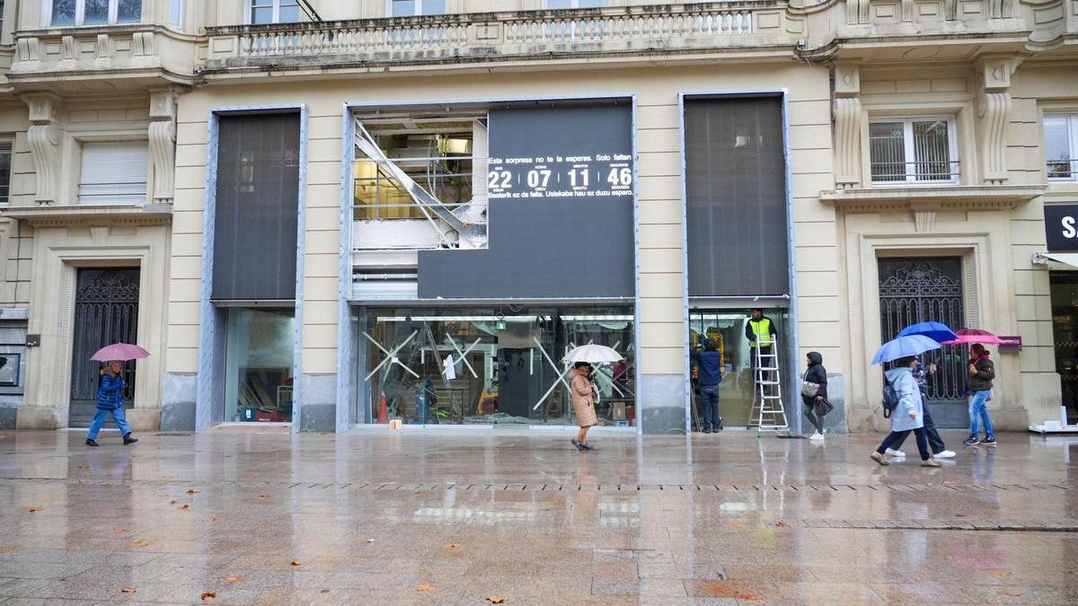 Exterior de las instalaciones de la plaza de los Fueros, donde se puede ver el reloj