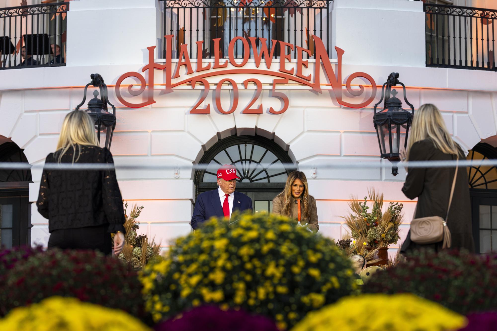 Melania y Trump se rinden ante Halloween: dulces, niños y calabazas en la Casa Blanca