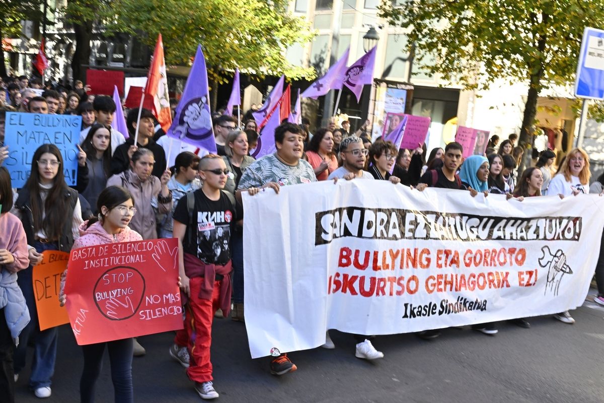 Estudiantes salen a la calle en Bilbao contra el 'bullying'