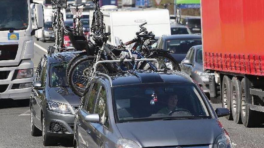 Retenciones de 7 kilómetros en Irún y de 2 en Armiñón