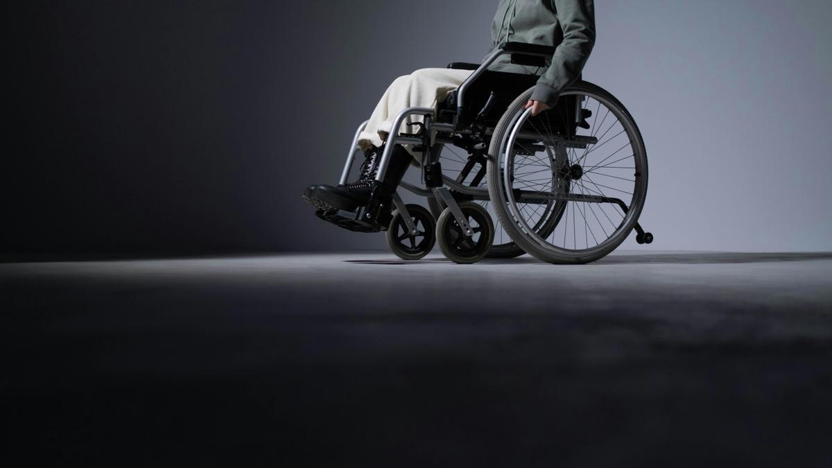 Una mujer en silla de ruedas.