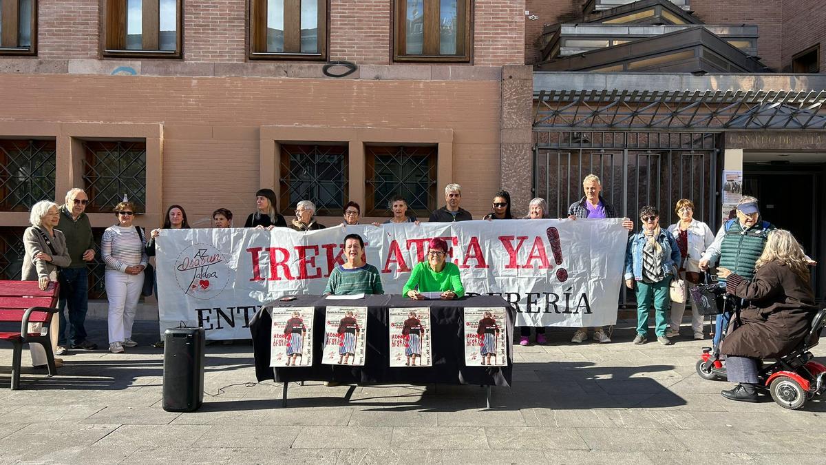 Rueda de prensa celebrada este miércoles para reclamar la apertura del acceso al Centro de Salud desde la calle Calderería.