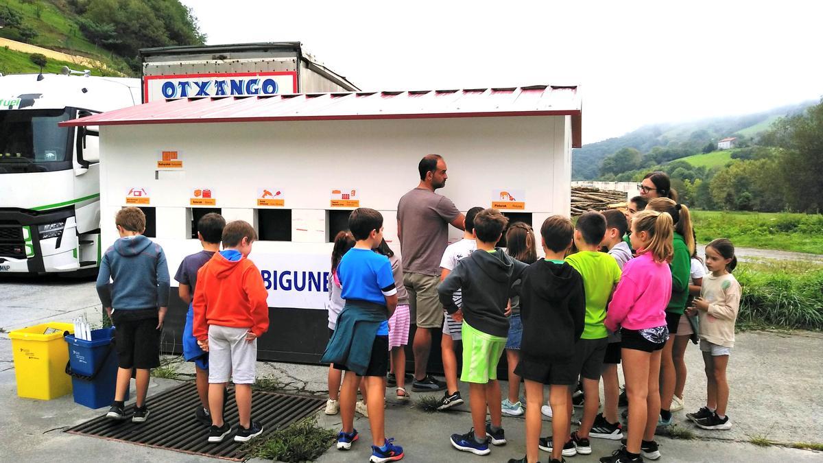 Alumnado de la ikastola Tantirumairu inauguró en nuevo Mini Punto Limpio.