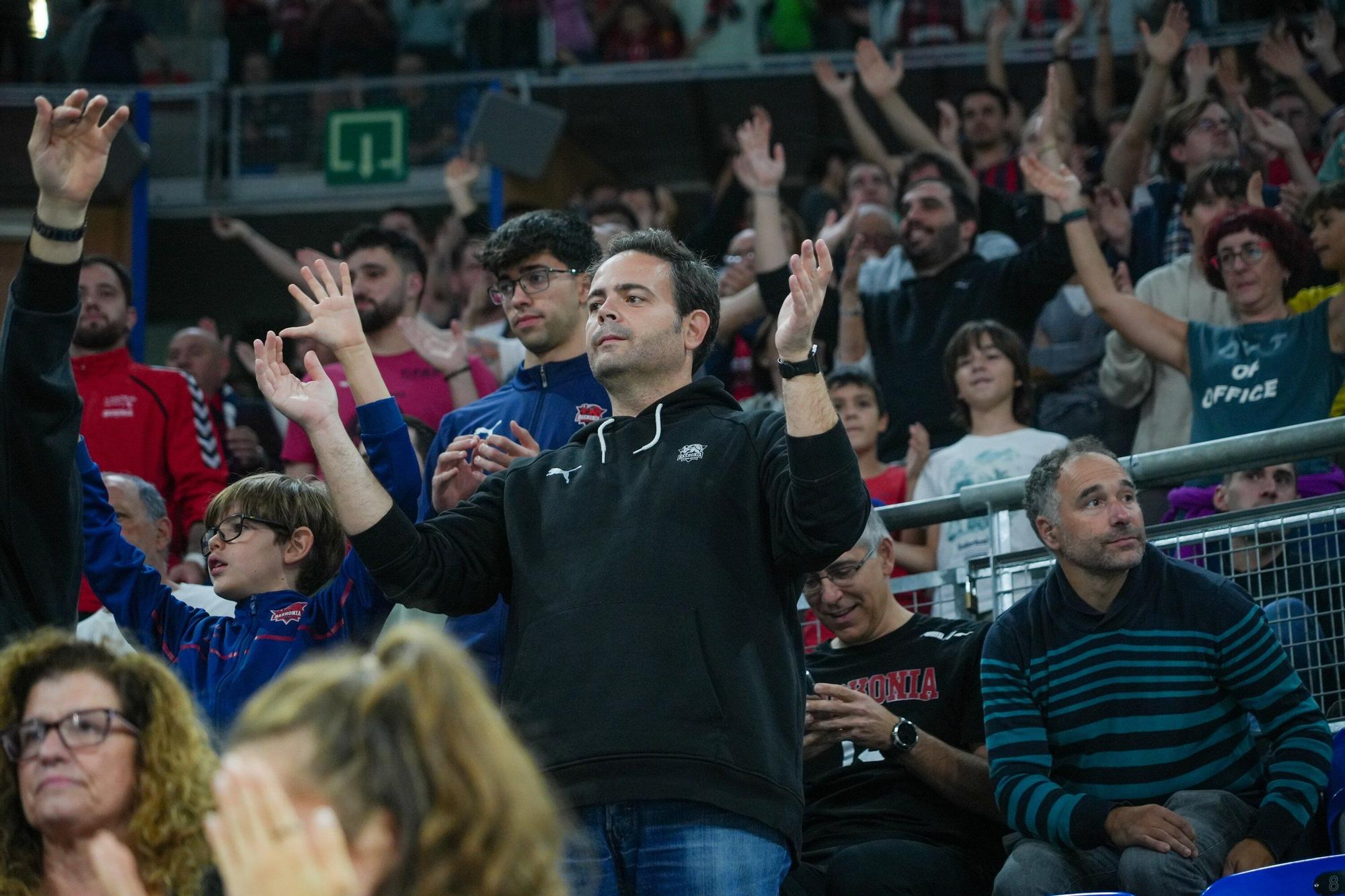 En imágenes: Ambientazo en el Baskonia-Partizan (¡Búscate en las fotos!)