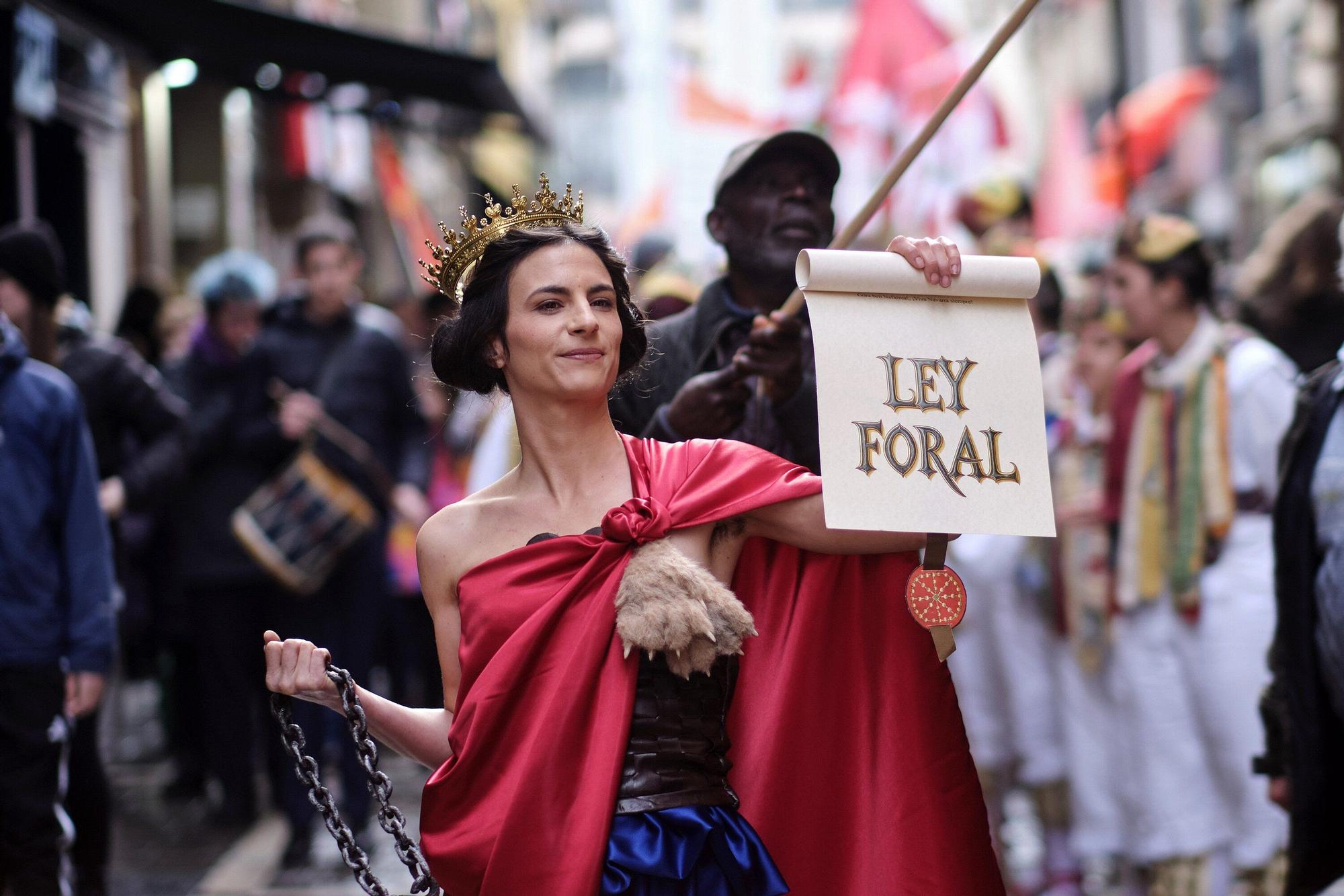 Fotos del homenaje a la estatua que corona el monumento que se erigió hace más de 100 años recordando la lucha popular en el Día de Navarra