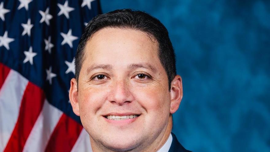 Un congresista texano renuncia a la reelección tras confirmar haber tenido relaciones con una asesora que se suicidó