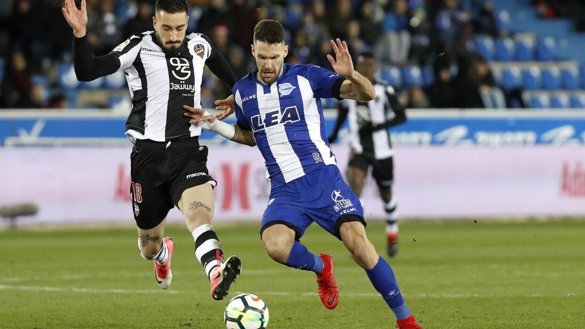 Cabaco pelea por un balón con Pedraza cuando militaba en el Levante