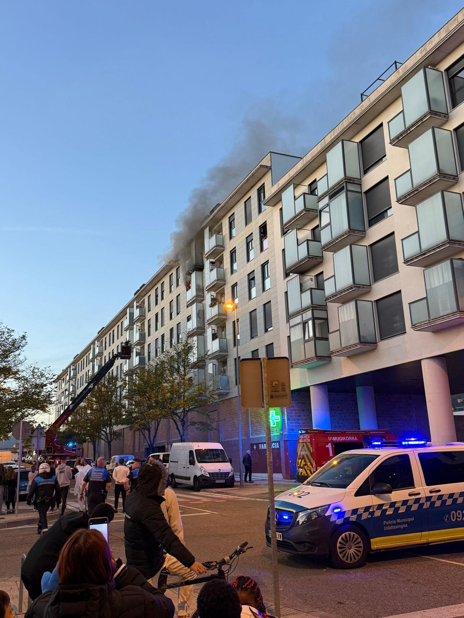 Fotos del incendio en una vivienda de Buztintxuri