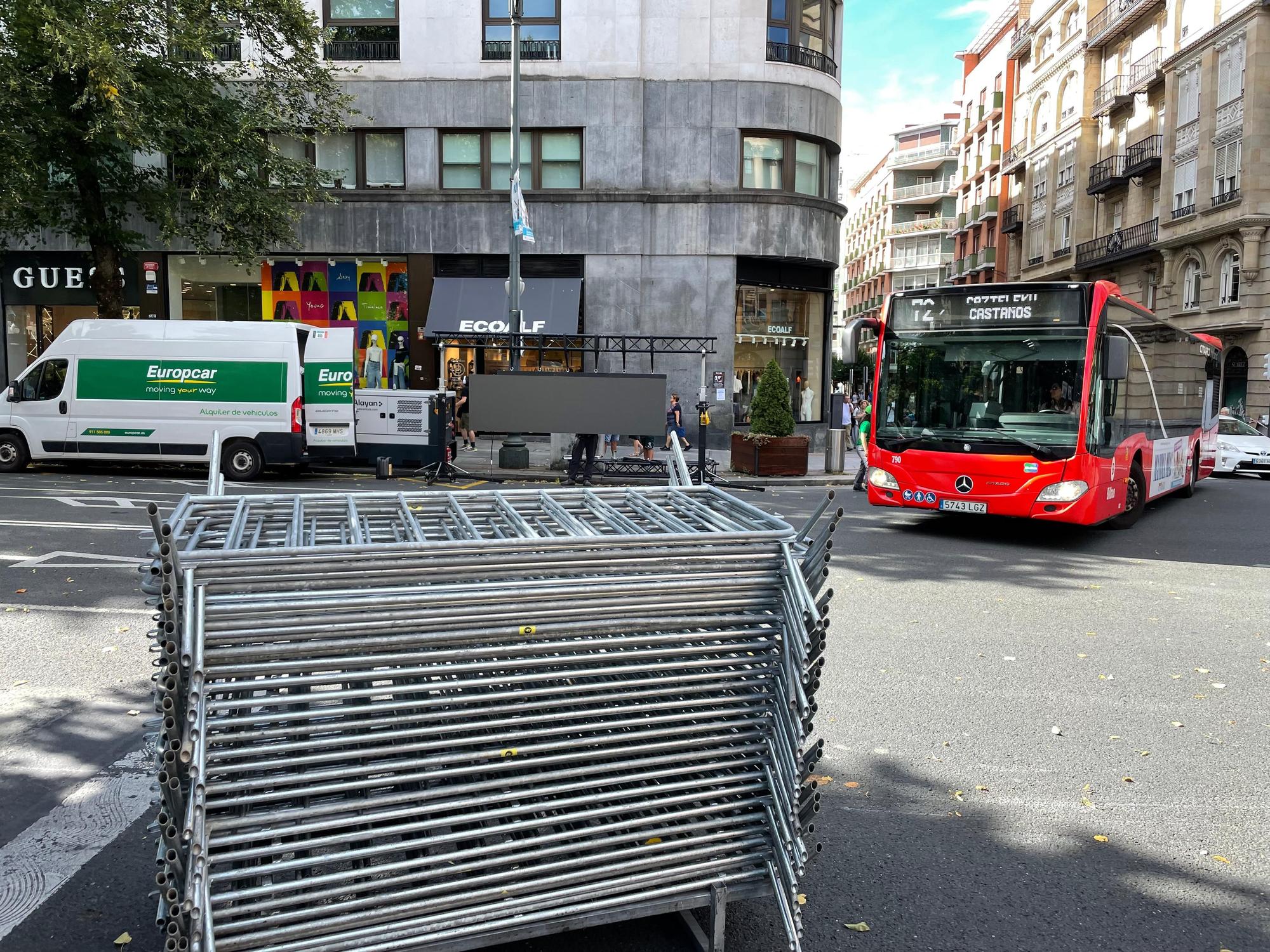 La Vuelta llega a Bizkaia: las imágenes del montaje en Bilbao