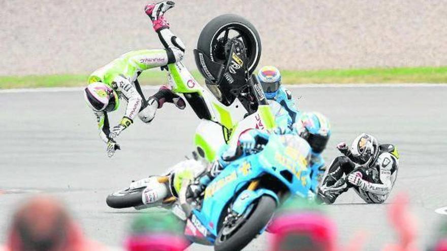 Álvaro Bautista y Álex Espargaró van al suelo tras chocar con Randy de Puniet en medio de pista.