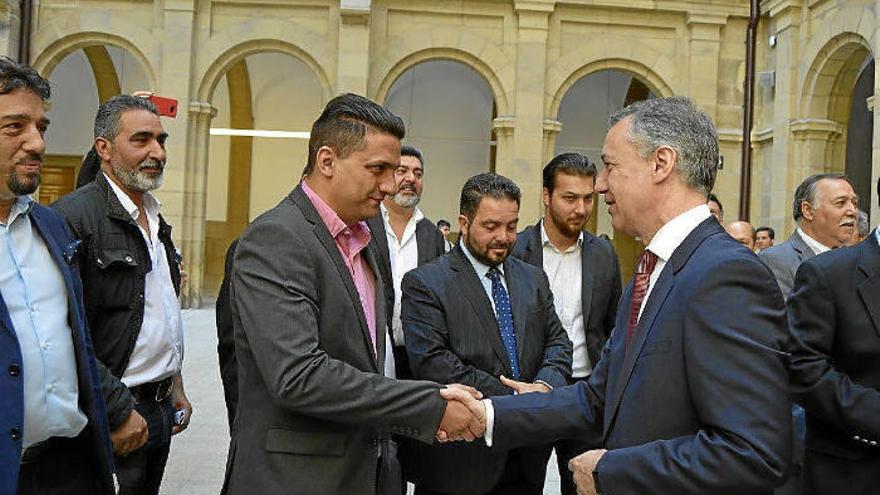 El lehendakari, ayer, saludando a representantes del pueblo gitano en el acto de Deusto.