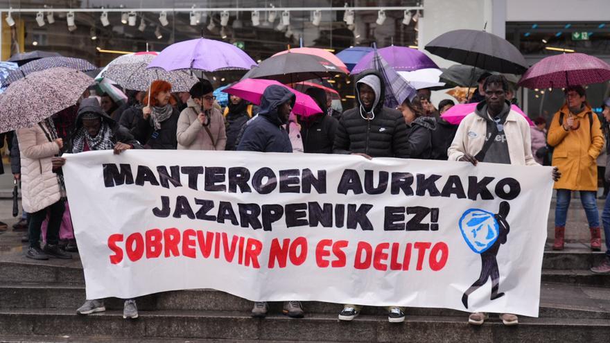 Plataformas sociales denuncian un operativo policial “desproporcionado” contra manteros en la Gran Vía de Bilbao