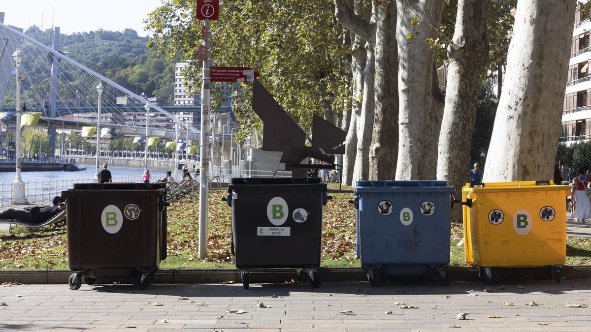Edukiontziak Bilboko Areatzan.