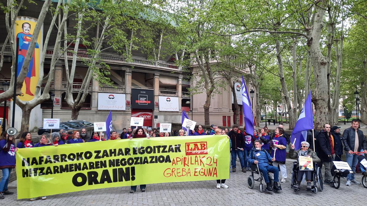 Manifestantes a la conclusión del encierro de las residencias