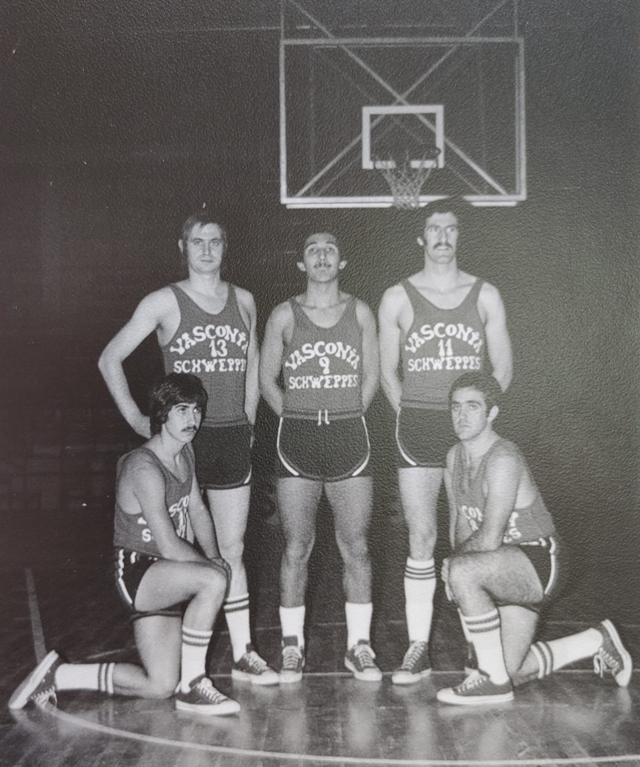 Cengotitabengoa, Arana, Salinas, Junguitu y Pinedo, los cinco vitorianos que jugaron en el Baskonia en la temporada 1975-76
