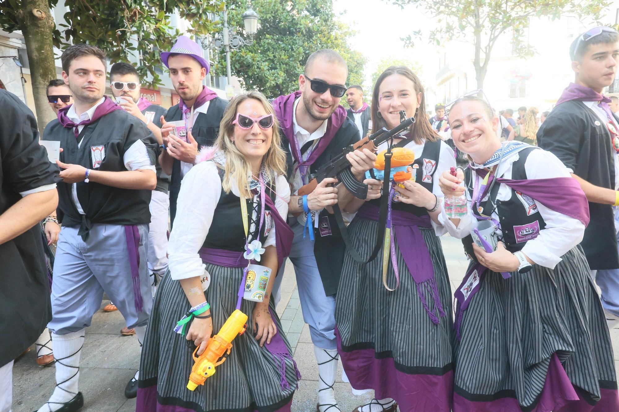 En imágenes: Blusas y neskas desfilan en el segundo paseíllo