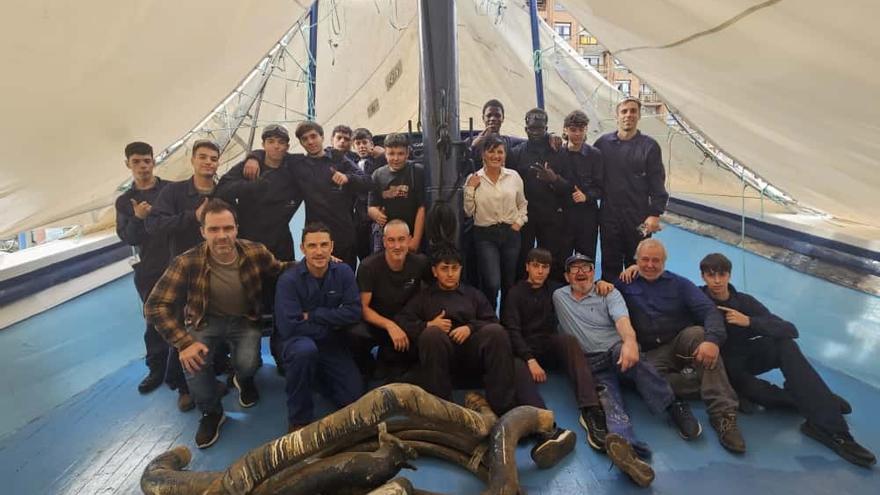 Los alumnos de la Escuela de Náutica de Bermeo devuelven la vida al barco Ortube