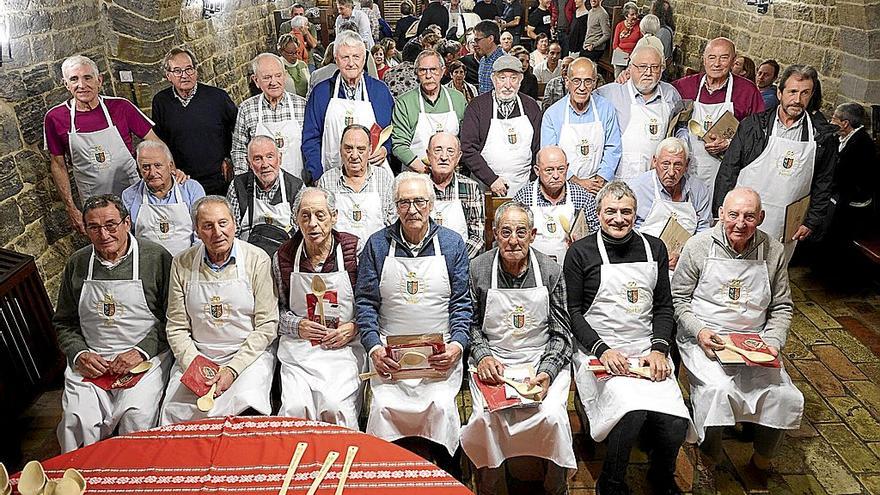 Acto de aniversario de la Sociedad Gastronómica Gure Leku en el que se homenajeó a 31 socios fundadores de la entidad.