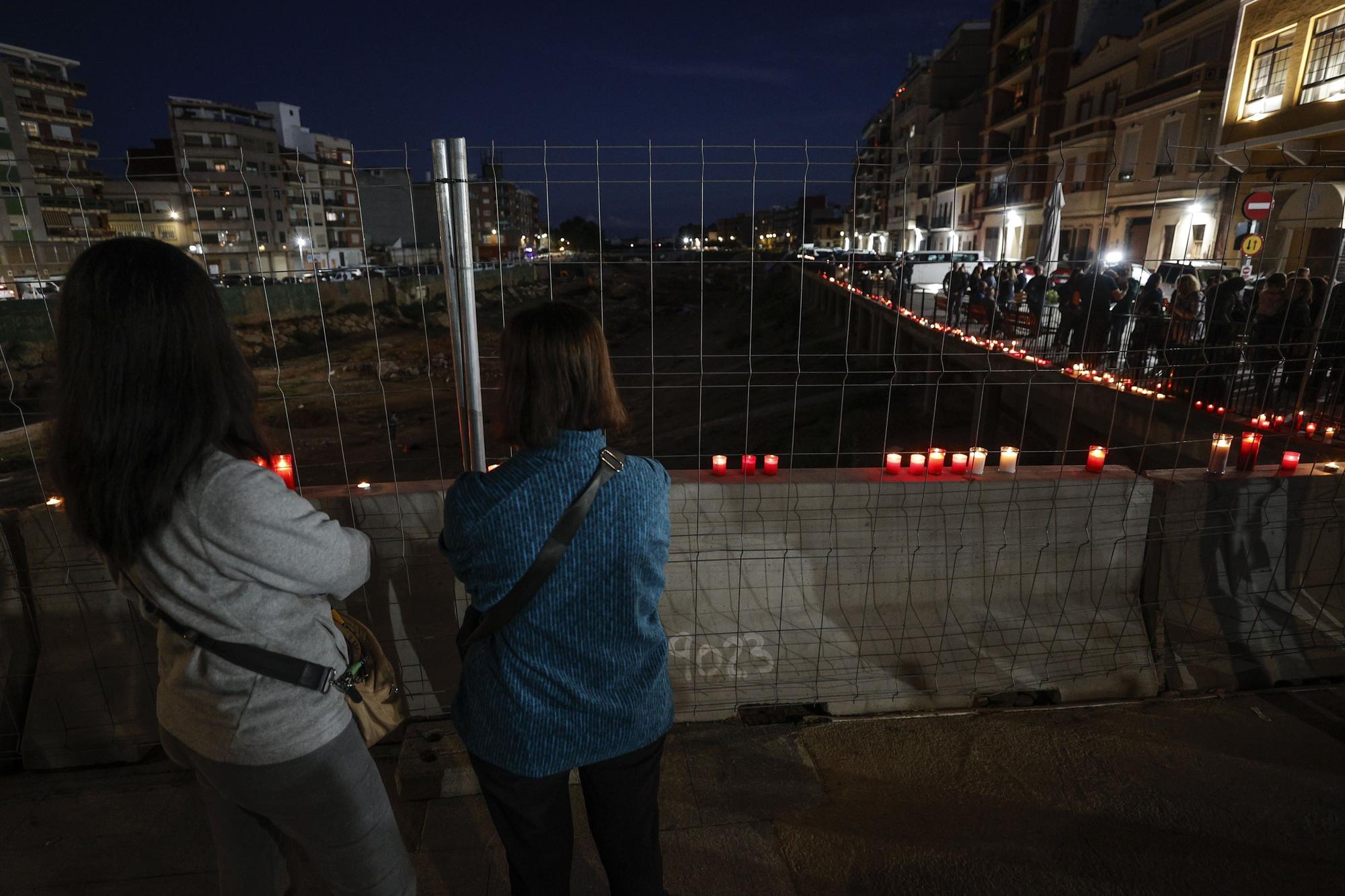 En imágenes: Decenas de velas en la rambla del Poyo homenajean a los fallecidos en la dana