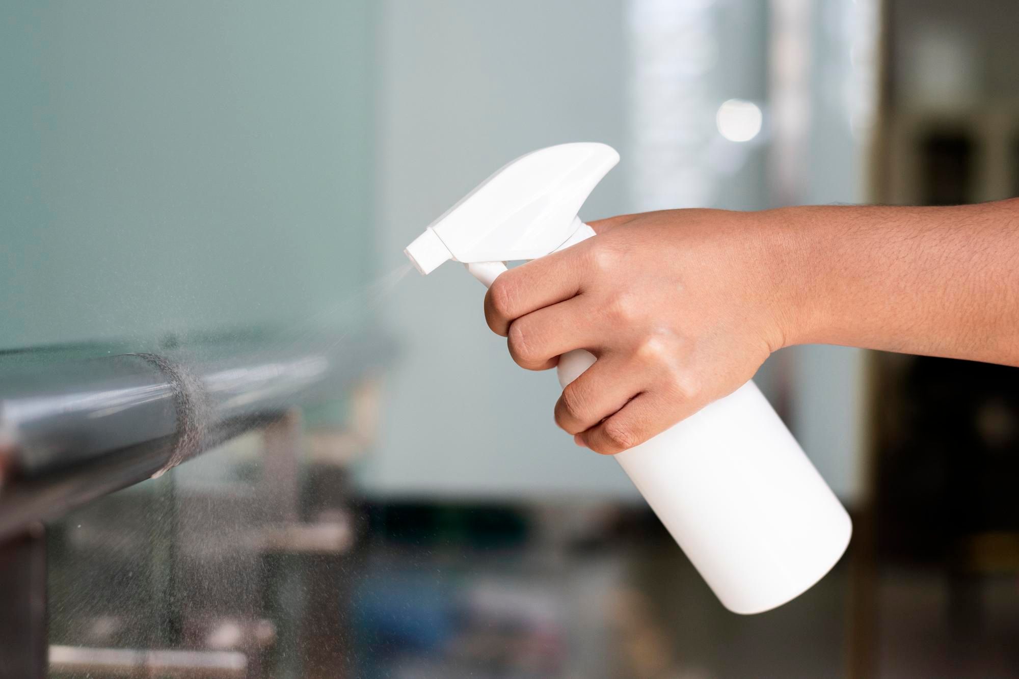 Oxígeno activo en spray para limpiar una superficie metálica.