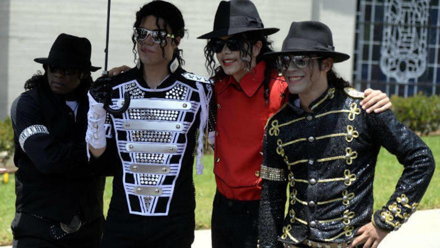 Seguidores de Michael Jackson le rinden homenaje en el quinto aniversario de su muerte.