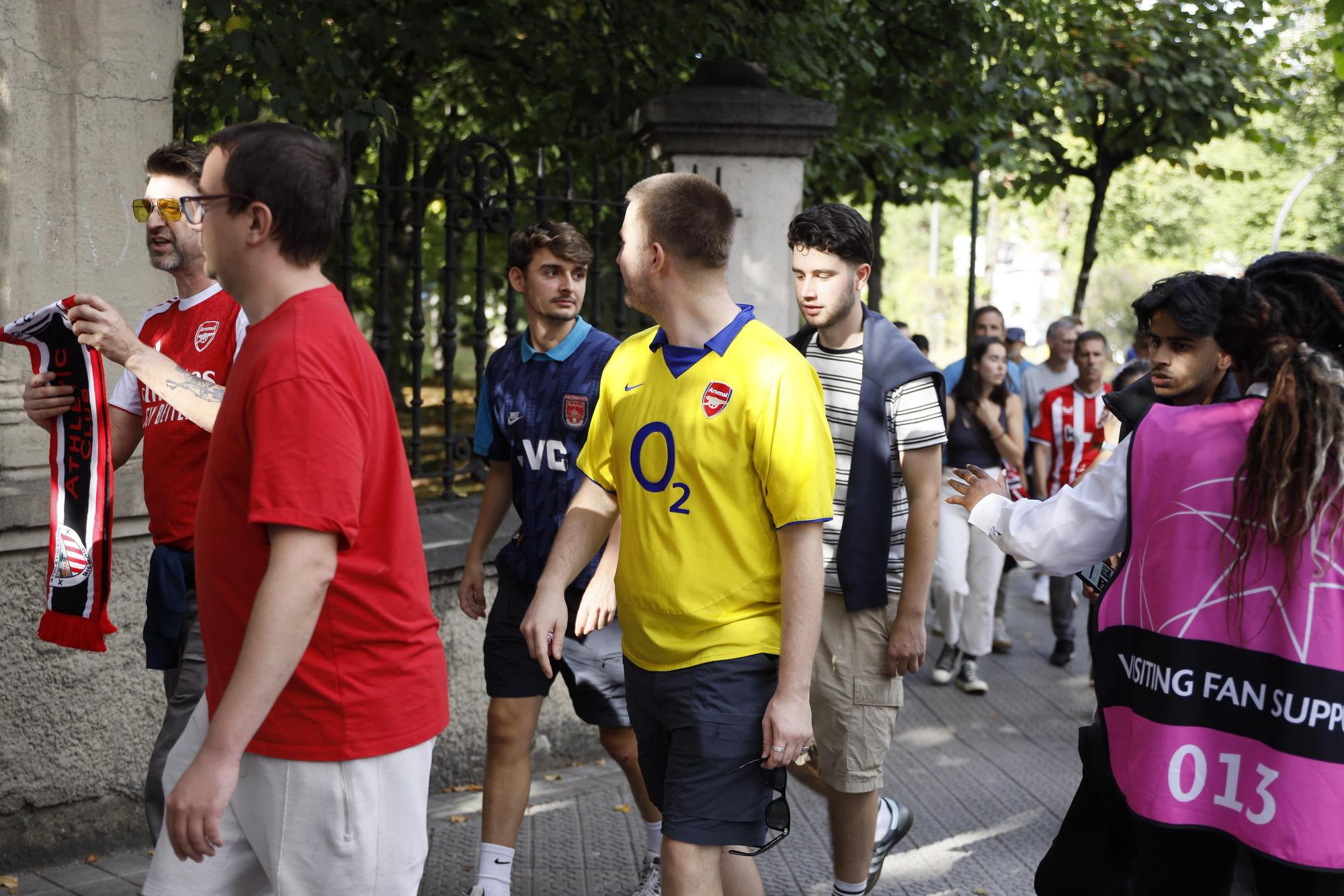 En imágenes: los aficionados del Arsenal y el Athletic calienta motores antes del primer partido de la Champions en San Mamés