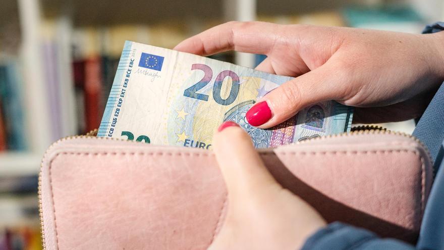 Le intentan robar y cuando se defiende aparecen seis hombres más para intimidarle