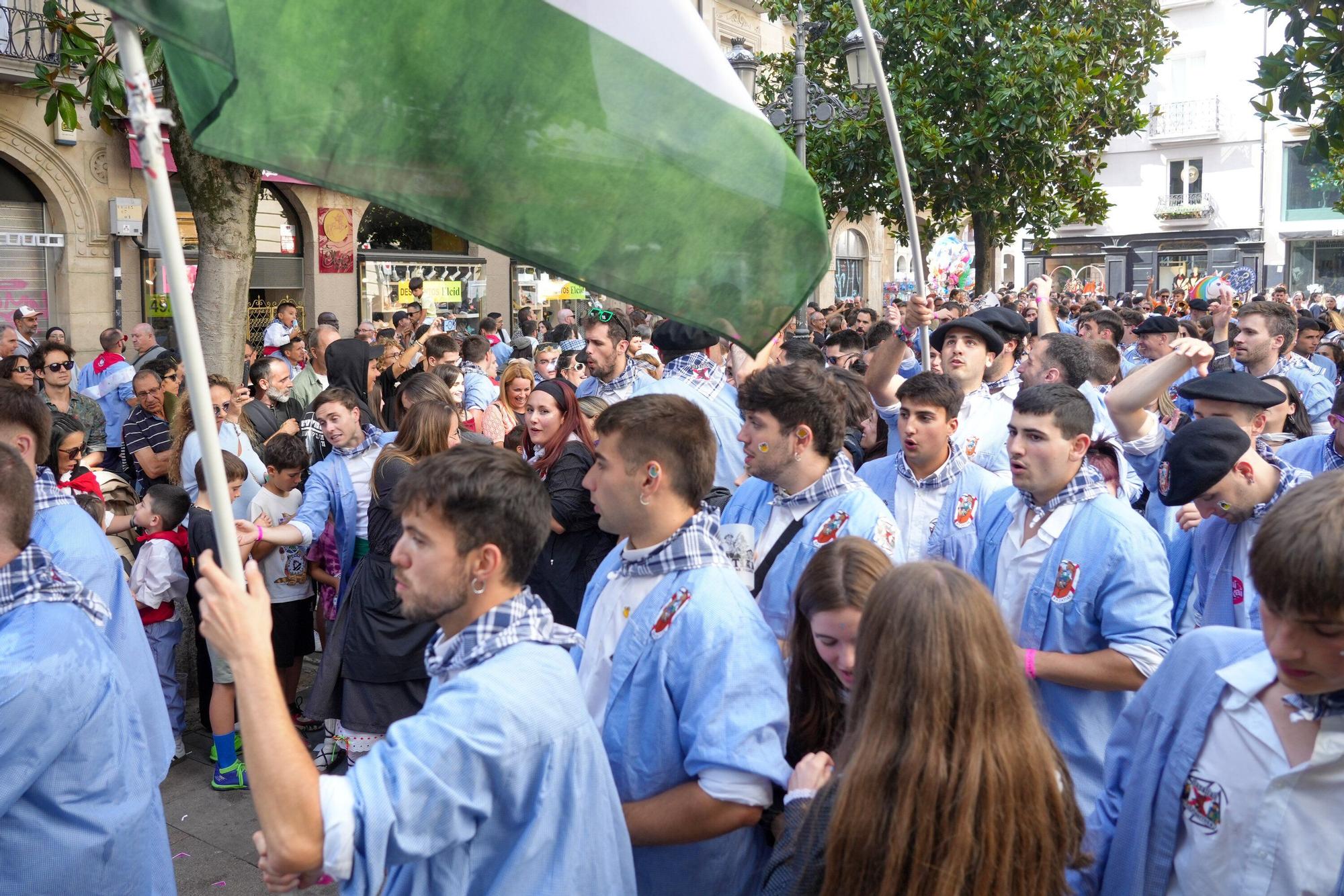 En imágenes: Blusas y neskas desfilan en una kalejira por Santiago