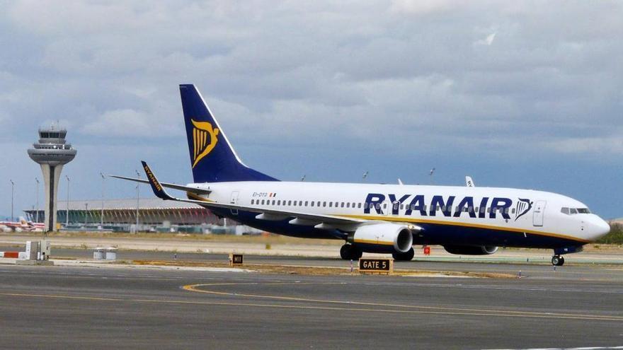 El truco viral para no volver a pagar por el equipaje de mano con Ryanair, según una experta