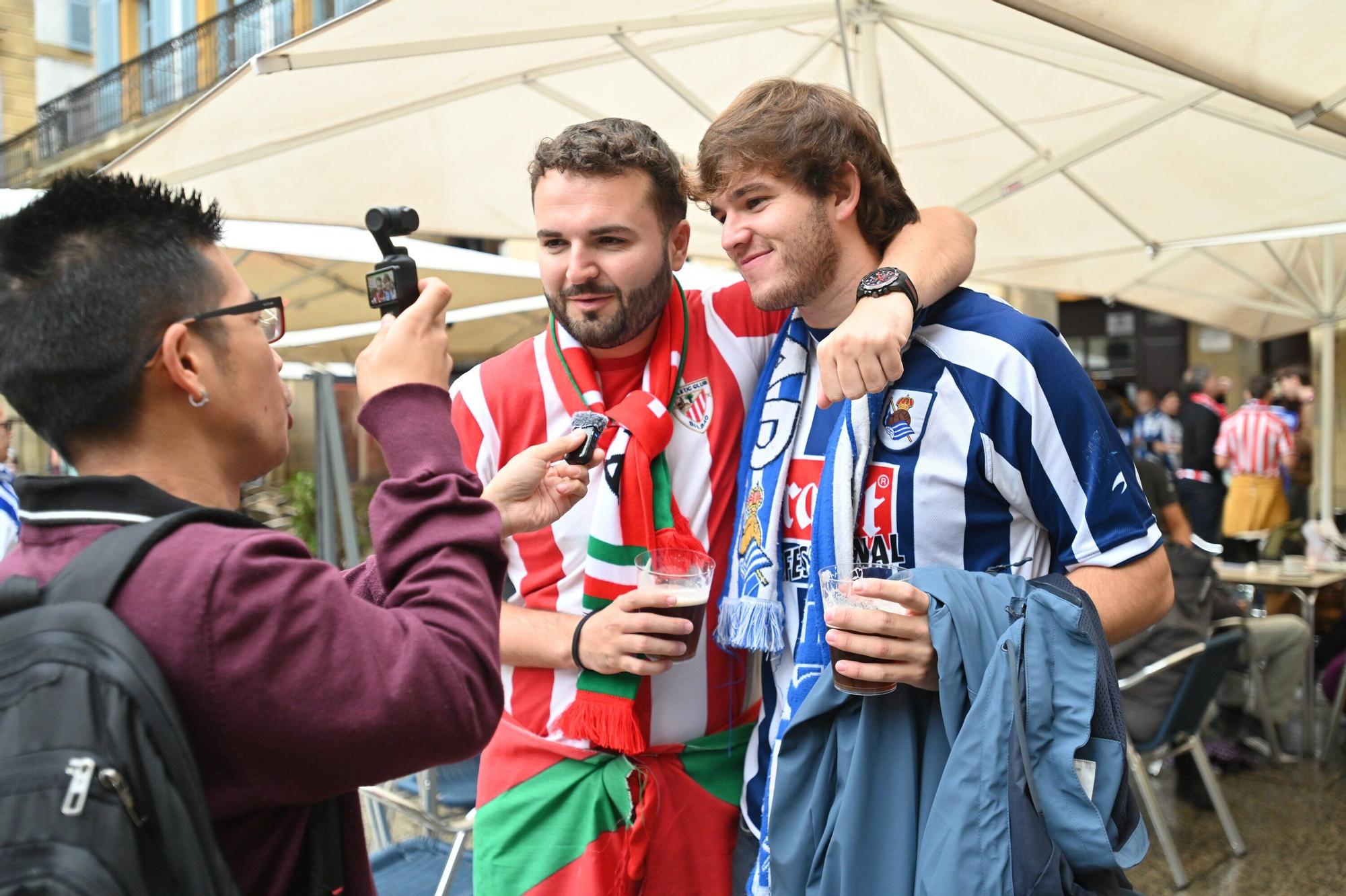 En imágenes: gran ambiente entre aficiones en la previa del derbi