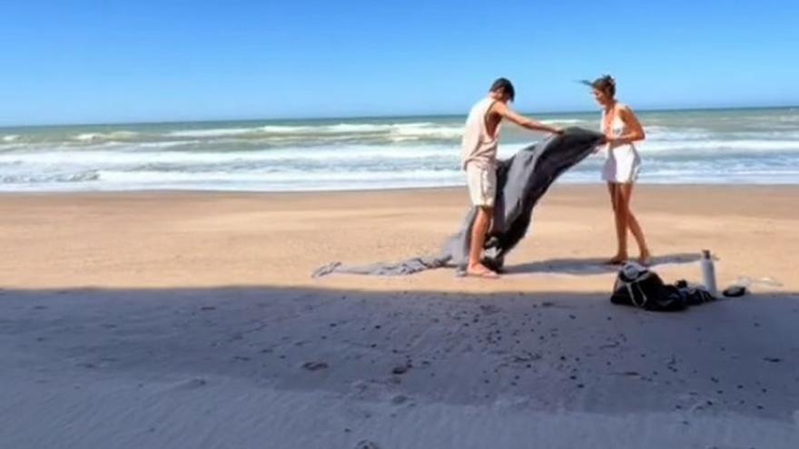 Le roban el móvil mientras se graba en la playa y lo que pasa es totalmente inesperado