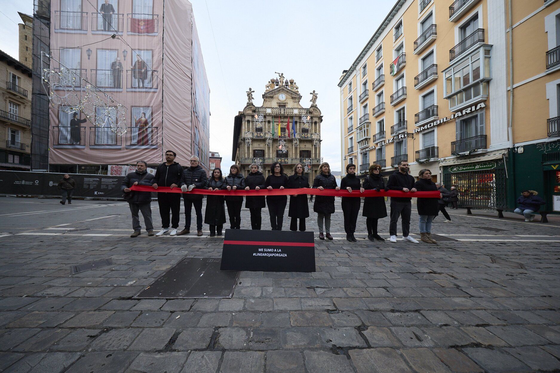 Imágenes de activistas de Amnistía Internacional, CEAR, Médicos del Mundo y Oxfam Intermón marcarán una línea roja por Gaza.