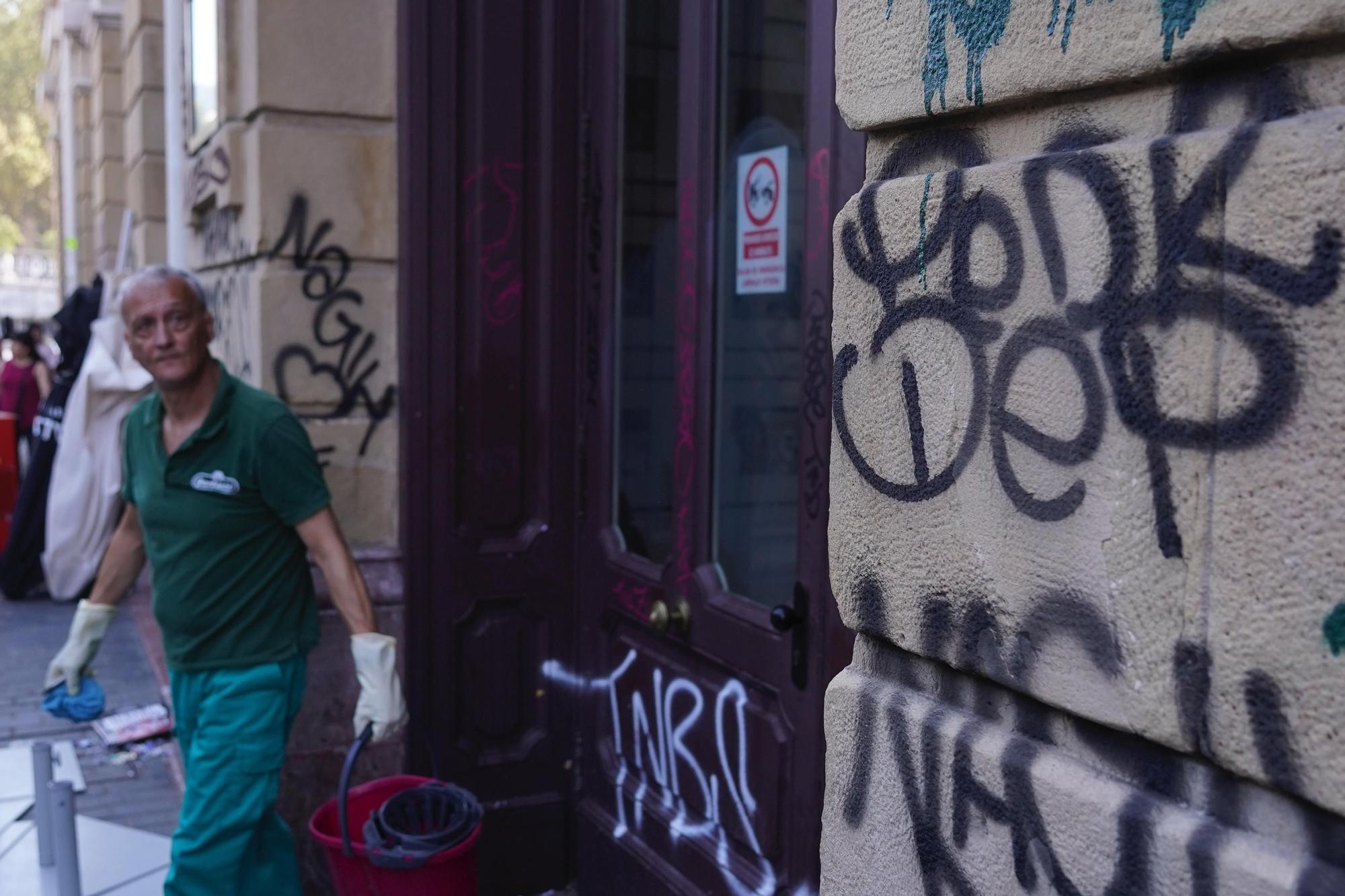 En fotos: vandalizan la fachada y las entradas del teatro Arriaga