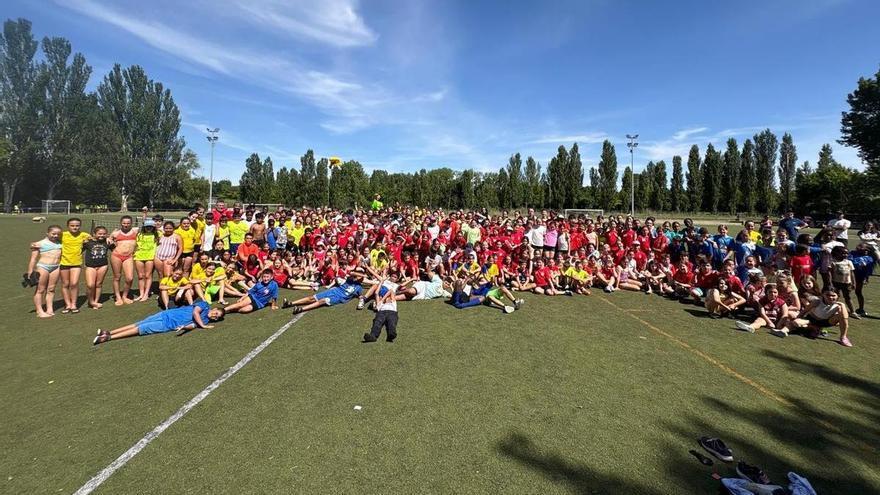 El balonmano base alavés celebra su fiesta sobre la hierba de Betoño