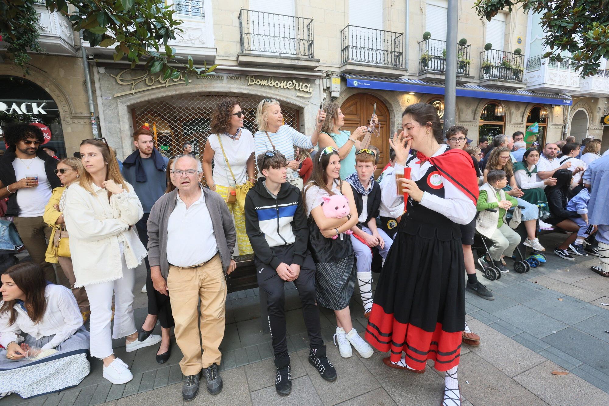 En imágenes: Blusas y neskas desfilan en una kalejira por Santiago