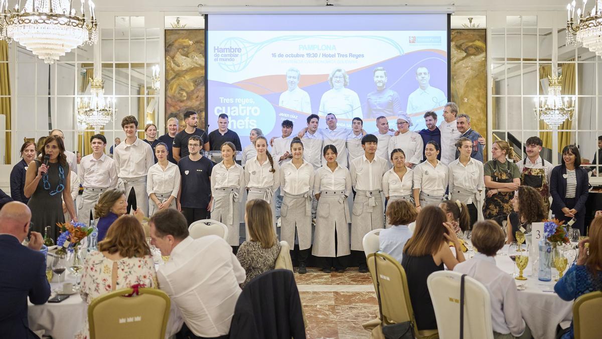 Equipo que elaboró la cena solidaria de la Fundación Vicente Ferrer.