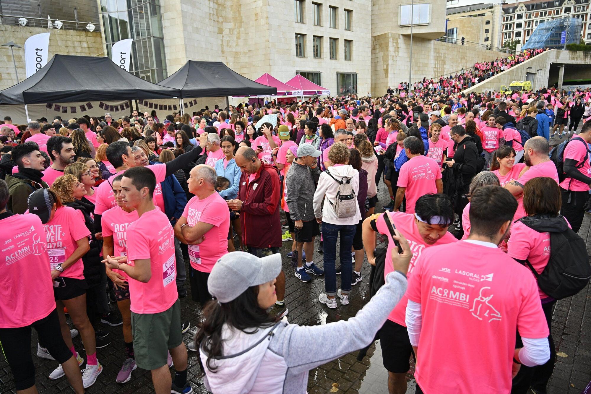 En imágenes: los paraguas tiñen la marea rosa de Bilbao