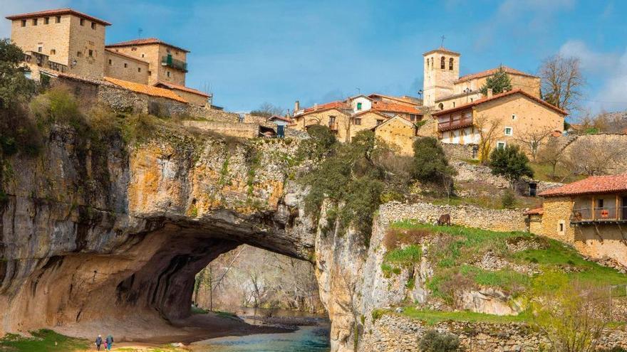 Un pueblo construido sobre un puente natural a hora y media de Bilbao