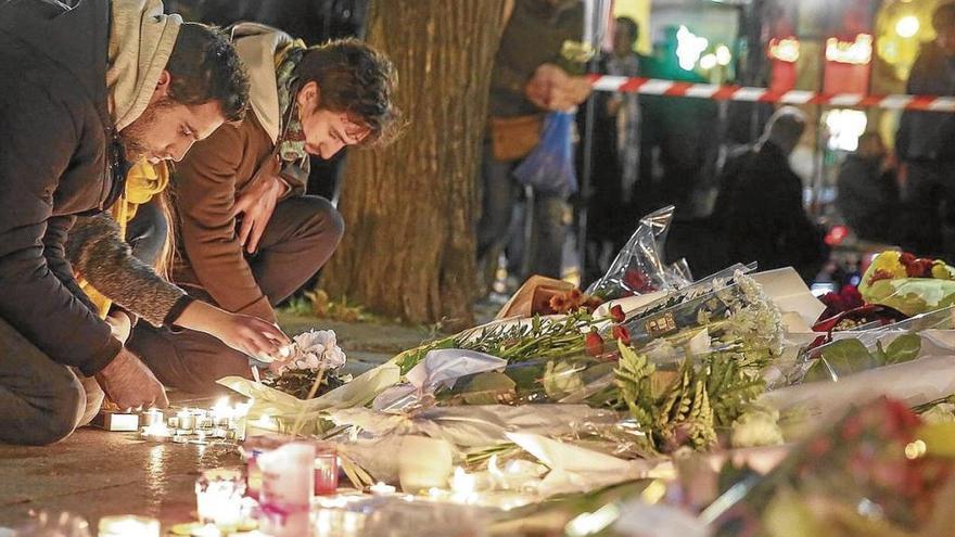 Vigilia frente a la sala parisina de Bataclan donde se produjo el mayor número de víctimas.