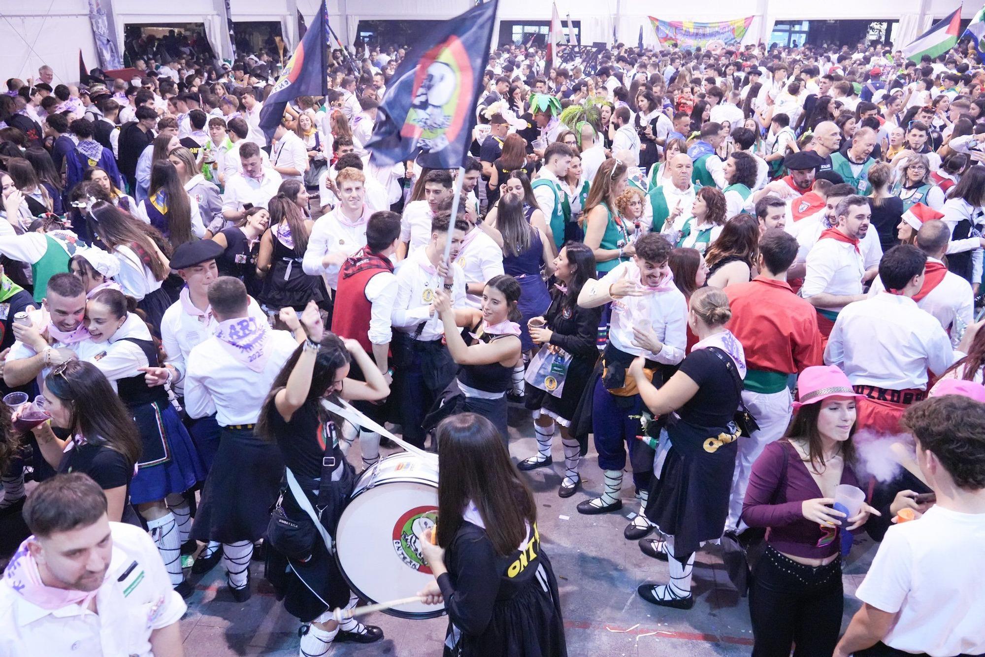 Yeray González da la salida a la intensa maratón de 9 días de fiestas de Basauri con las cuadrillas invadiendo las calles