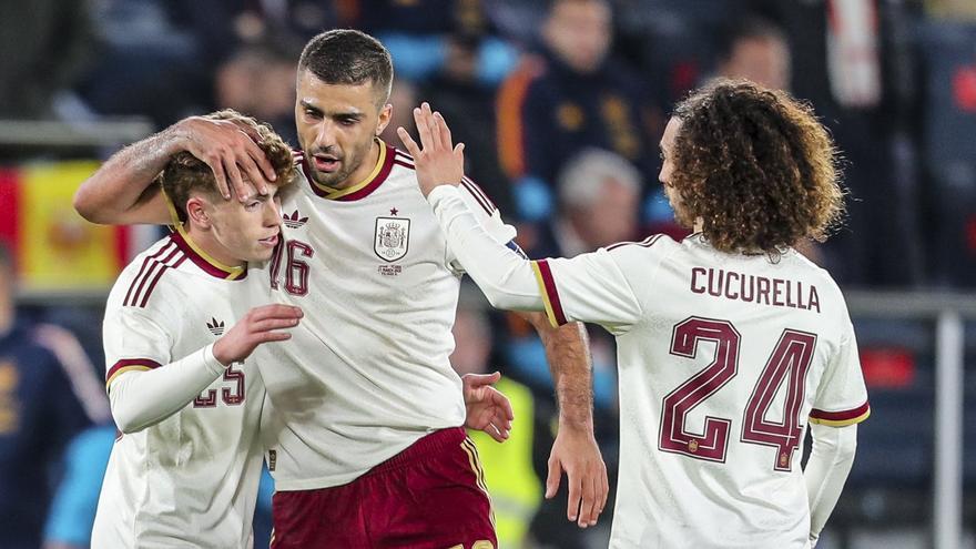 Víctor Muñoz debuta y marca en la victoria de la selección: "Estoy disfrutando del proceso, tanto aquí como en mi club"