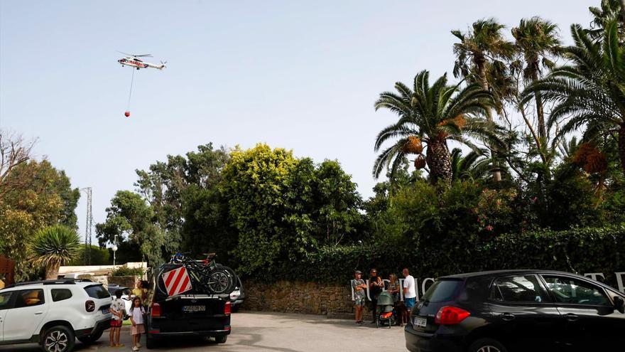 Una lluvia de ceniza sorprende a decenas de bañistas en Tarifa: 1.500 evacuados y el fuego aun sin perimetrar
