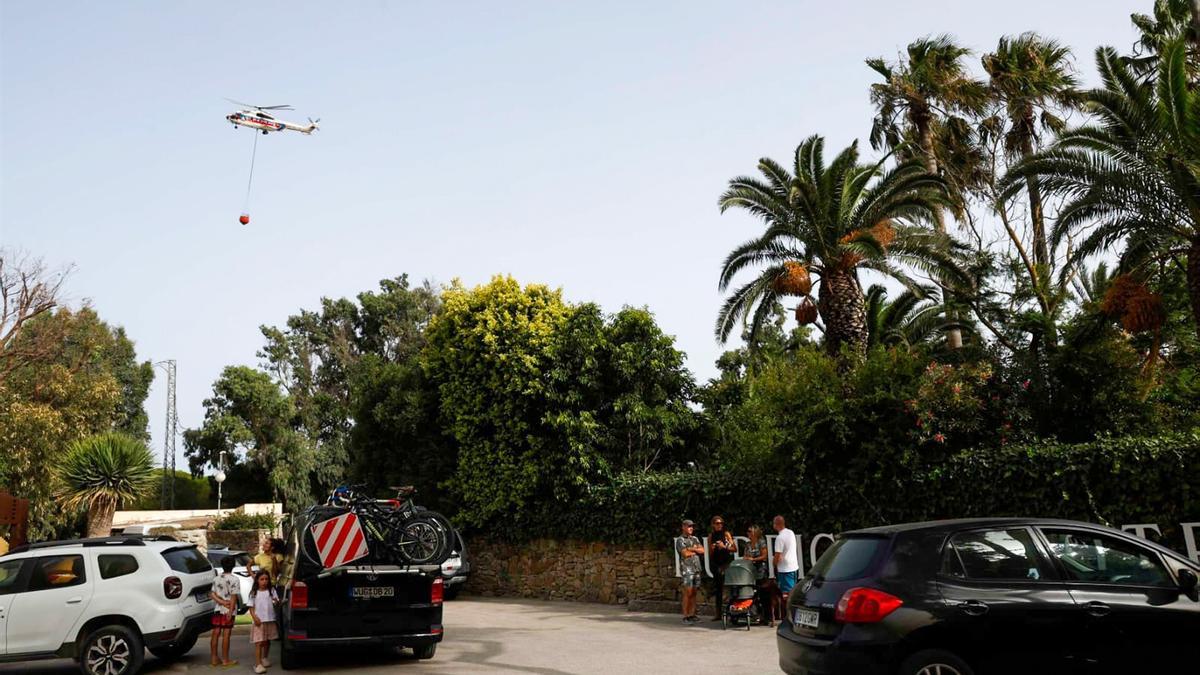 Varios turistas en las proximidades al paraje La Peña, Tarifa. 
